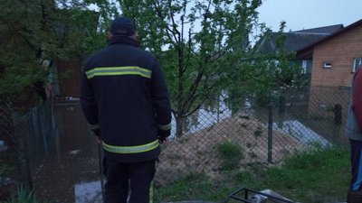 Два міста на Волині частково підтопило: рятувальники відкачують воду з садків та городів Два міста на Волині частково підтопило: рятувальники відкачують воду з садків та городів