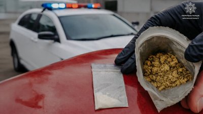 Наркотики на Чернігівщині: патрульні виявили в двох водіїв речовини, схожі на наркотичні