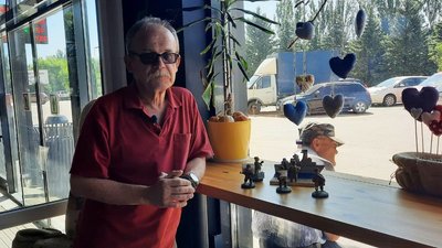 Кропивничанин створив набір мініатюр російських військових з награбованим в Україні Кропивничанин створив набір мініатюр російських військових з награбованим в Україні