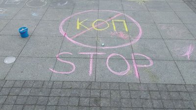 “Ми проти КВП”. У Миколаєві на акцію протесту зібралися батьки з дітьми “Ми проти КВП”. У Миколаєві на акцію протесту зібралися батьки з дітьми