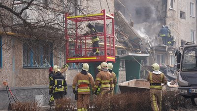 У Сумах з-під завалів дістали тіло однієї загиблої людини У Сумах з-під завалів дістали тіло однієї загиблої людини