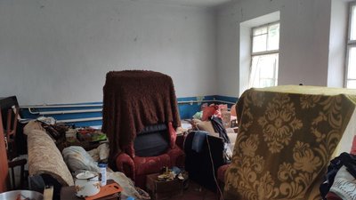 Живуть у школі, ночують на горищі, воду з криниць не п'ють — репортаж з Монастирищини Живуть у школі, ночують на горищі, воду з криниць не п'ють — репортаж з Монастирищини