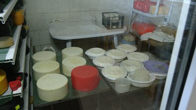На Рівненщині домашнє молоко і крафтові сири передають для військовослужбовців і переселенців На Рівненщині домашнє молоко і крафтові сири передають для військовослужбовців і переселенців
