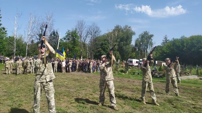 Загинув у запеклому бою поблизу Бахмута: на Черкащині попрощалися з артилеристом Загинув у запеклому бою поблизу Бахмута: на Черкащині попрощалися з артилеристом