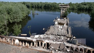 Руїни підірваного автомобільного мосту Руїни підірваного автомобільного мосту