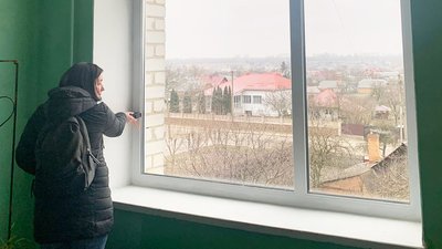 На ремонті зруйнованих ракетним обстрілом вікон "заробив" 800 тисяч гривень — на Житомирщині судитимуть підрядника На ремонті зруйнованих ракетним обстрілом вікон "заробив" 800 тисяч гривень — на Житомирщині судитимуть підрядника