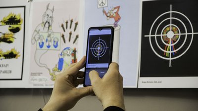 Гумор із воєнною тематикою: у Всесвітньому клубі одеситів відкрили виставку карикатур. ФОТО Гумор із воєнною тематикою: у Всесвітньому клубі одеситів відкрили виставку карикатур. ФОТО