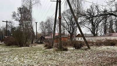 Деревину передадуть на потреби комунальної сфери: територію Малина на Житомирщині розчищають від чагарників і самосію Деревину передадуть на потреби комунальної сфери: територію Малина на Житомирщині розчищають від чагарників і самосію