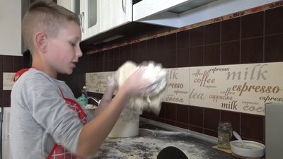 Збирає гроші на потреби ЗСУ: дев'ятирічний житомирянин Станіслав Сєдов випікає і продає хліб Збирає гроші на потреби ЗСУ: дев'ятирічний житомирянин Станіслав Сєдов випікає і продає хліб