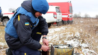 На Хмельниччині у подвір'ї знайшли 70 вибухонебезпечних предметів часів Другої світової війни