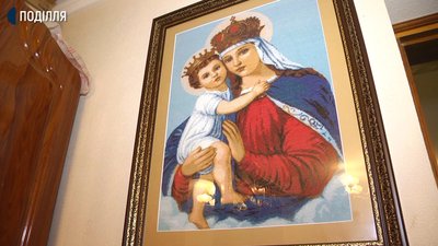 Цю картину Світлана Могільнікова вважає своєю гордістю. Фото: Суспільне Цю картину Світлана Могільнікова вважає своєю гордістю. Фото: Суспільне