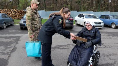 "Хлопець, який не дає людям загубитися в темряві": ужгородець, який власноруч виготовляє флікери, отримав подяку поліції