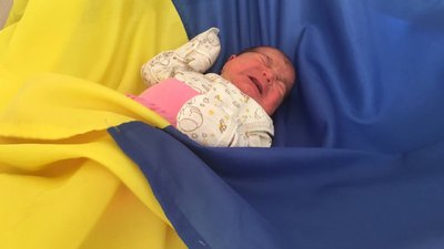 Народжених під час війни фотографують з українським прапором у місті на Вінниччині Народжених під час війни фотографують з українським прапором у місті на Вінниччині