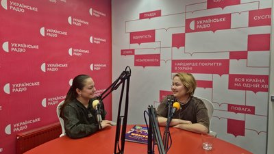Журналістка Ольга Зайцева та авторка книги Ольга Гуд у студії Суспільного