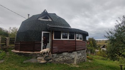 Житель Тернопільщини економить на комунальних послугах у своїй хаті-півкулі Житель Тернопільщини економить на комунальних послугах у своїй хаті-півкулі