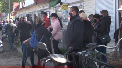 Мітинг під міською радою. У Голій Пристані працівники промислового ринку вимагають роботи Мітинг під міською радою. У Голій Пристані працівники промислового ринку вимагають роботи