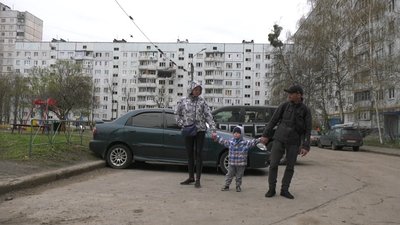 "Кричу: "Сергію, виходь". Тиша": наслідки обстрілу РФ житлового масиву у Харкові "Кричу: "Сергію, виходь". Тиша": наслідки обстрілу РФ житлового масиву у Харкові