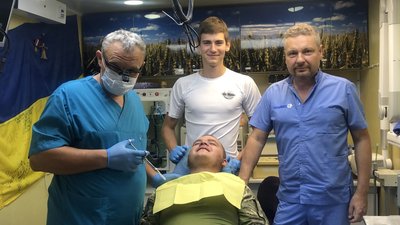 Безкоштовно лікує зуби бійцям. Стоматолог зі Львова кілька разів на рік їздить на Схід Безкоштовно лікує зуби бійцям. Стоматолог зі Львова кілька разів на рік їздить на Схід