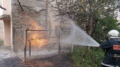 В Одесі на будівлі готелю горіла газова труба, вогонь сягав трьох метрів висоти В Одесі на будівлі готелю горіла газова труба, вогонь сягав трьох метрів висоти