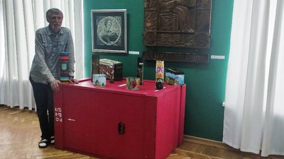 Василь Кондратюк біля експозиції з розписаними військовими речами Василь Кондратюк біля експозиції з розписаними військовими речами