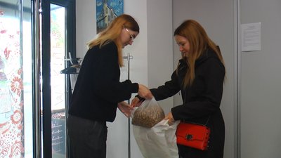 "Найчастіше звертаються з котиками". Переселенцям у Дніпрі надали корм для тварин
