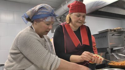 У громаді на Волині щодня готують по двісті банок тушкованого м'яса для захисників України У громаді на Волині щодня готують по двісті банок тушкованого м'яса для захисників України