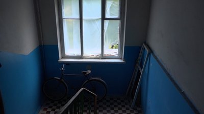 Ремонтують дах і міняють вікна: у Чернігові почали відновлювати будинок на Ремісничий, який обстріляли росіяни Ремонтують дах і міняють вікна: у Чернігові почали відновлювати будинок на Ремісничий, який обстріляли росіяни