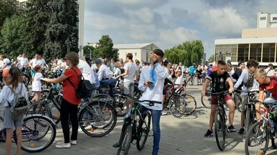 У День Незалежності більше сотні лучан одягли вишиванки і пересіли на велосипеди У День Незалежності більше сотні лучан одягли вишиванки і пересіли на велосипеди