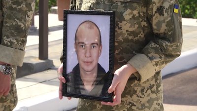 На Смолянському цвинтарі у Житомирі попрощалися із трьома військовими, які загинули на Херсонщині На Смолянському цвинтарі у Житомирі попрощалися із трьома військовими, які загинули на Херсонщині