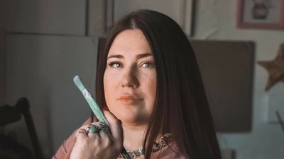 "Воля, життя і Україна": херсонка малює картини, щоб допомогти українським військовим "Воля, життя і Україна": херсонка малює картини, щоб допомогти українським військовим