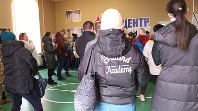 У Тернополі переселенцям вручають сертифікати від іспанських благодійників