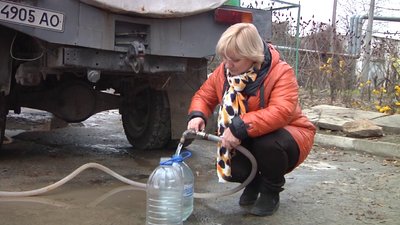 Дві багатоповерхівки у Херсоні через аварію залишились без води: коли поновлять водопостачання Дві багатоповерхівки у Херсоні через аварію залишились без води: коли поновлять водопостачання