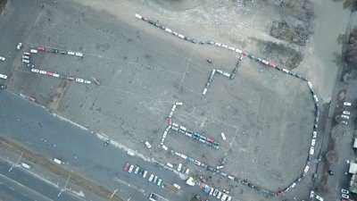Харків’яни збирають з машин фігуру Victory, щоб вшанувати Кернеса Харків’яни збирають з машин фігуру Victory, щоб вшанувати Кернеса