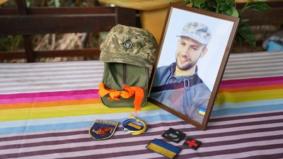 У Миколаєві мати загиблого військового Дмитра Дмитрієва два місяці чекає на результати експертизи ДНК, аби забрати тіло сина і поховати його. Чоловік загинув у Старомайорську на Донеччині.