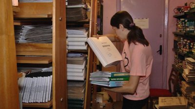 Бібліотеку Хмельницької обласної організації Українського товариства сліпих, що у Хмельницькому, відвідує 80 читачів. Фото: Суспільне. Бібліотеку Хмельницької обласної організації Українського товариства сліпих, що у Хмельницькому, відвідує 80 читачів. Фото: Суспільне.
