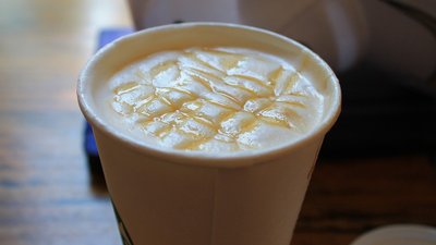 У США поліція заарештувала співробітника Starbucks, який плював офіцерам в каву