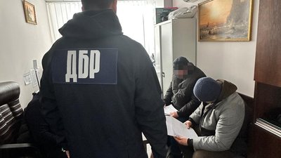 Працівники ДБР оголошують підозру майстрам лісу з Вінниччини