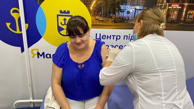 У центрі підтримки переселенців вперше провели вакцинацію від COVID-19
