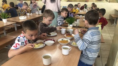 Замість сосисок і консерв — паста Болоньєзе та курячі наґетси. Як у школі Ужгорода оновлюють меню Замість сосисок і консерв — паста Болоньєзе та курячі наґетси. Як у школі Ужгорода оновлюють меню