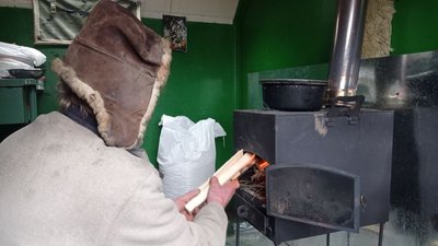 Чоловік з Тернопільщини майже 40 років живе сам у лісі Чоловік з Тернопільщини майже 40 років живе сам у лісі