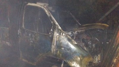 Миколаївські рятувальники загасили пожежу автомобіля Миколаївські рятувальники загасили пожежу автомобіля