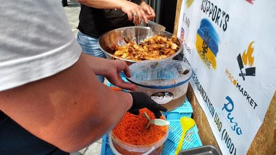 Барбекю з овочами: волонтери влаштовують благодійні сніданки для миколаївців
