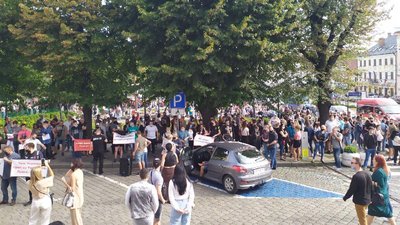 У Чернівцях понад 200 людей протестують проти карантинних обмежень