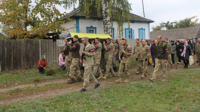 "Ми за нього помстимося". У селі Московський Бобрик на Сумщині попрощалися з сержантом Владиславом Рудницьким "Ми за нього помстимося". У селі Московський Бобрик на Сумщині попрощалися з сержантом Владиславом Рудницьким