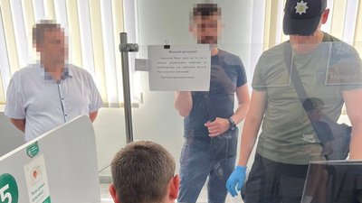 На Закарпатті затримали в.о. керівника автошколи та адміністраторку сервісного центру МВС за підозрою в одержанні хабаря На Закарпатті затримали в.о. керівника автошколи та адміністраторку сервісного центру МВС за підозрою в одержанні хабаря
