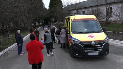 З прикордонної Семенівки, що на Чернігівщині, евакуювали маломобільних підопічних терцентру соціального обслуговування З прикордонної Семенівки, що на Чернігівщині, евакуювали маломобільних підопічних терцентру соціального обслуговування