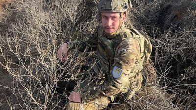 Зустрів війну на Луганщині та повернув на бойові позиції до рідного Херсона. Історія нацгвардійця на псевдо "Барс" Зустрів війну на Луганщині та повернув на бойові позиції до рідного Херсона. Історія нацгвардійця на псевдо "Барс"