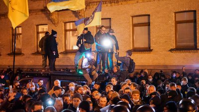 Під будівлею Офісу президента сталася сутичка Під будівлею Офісу президента сталася сутичка