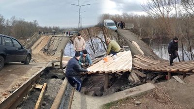 Збивають дошки і насипають землю: люди почали відновлювати мости до Чернігова