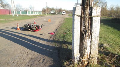 Мопед зіткнувся з електроопорою: у ДТП на Житомирщині травмувалися двоє людей Мопед зіткнувся з електроопорою: у ДТП на Житомирщині травмувалися двоє людей